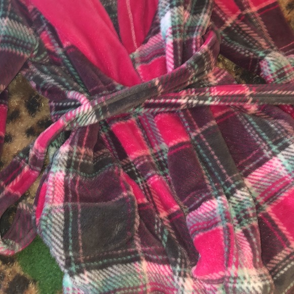 Pink plaid robe - Picture 3 of 3